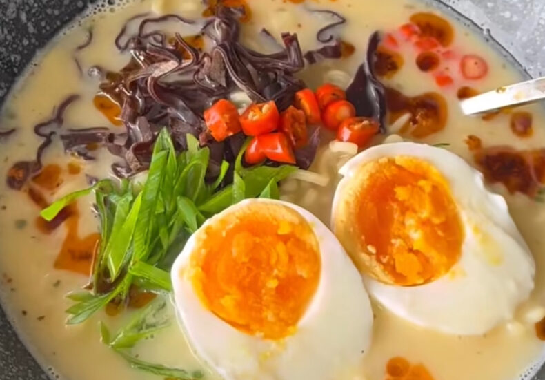 mie instan hack - ilustrasi berita Simpel dan Nikmat! Resep Mie Instan Hack Creamy Gurih ala Rumahan