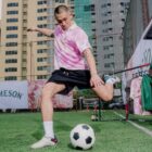 sepak bola kolaborasi - ilustrasi berita Sepak Bola Kolaborasi: Musik dan Fashion Jadi Ruang Global