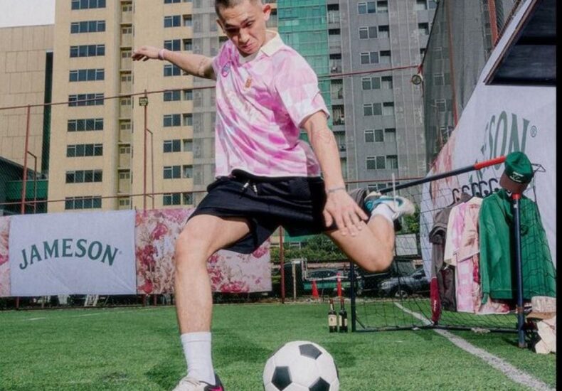 sepak bola kolaborasi - ilustrasi berita Sepak Bola Kolaborasi: Musik dan Fashion Jadi Ruang Global