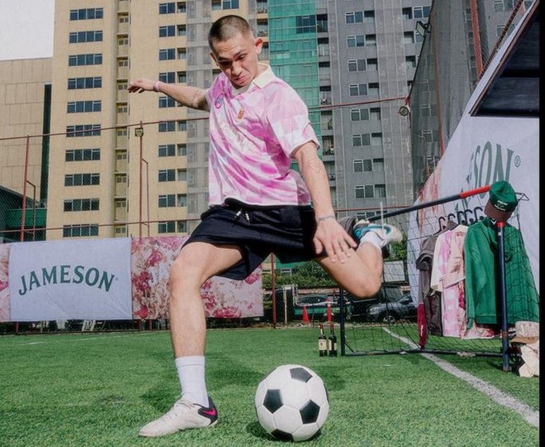 sepak bola kolaborasi Sepak Bola Kolaborasi: Musik dan Fashion Jadi Ruang Global sepak bola kolaborasi - ilustrasi berita Sepak Bola Kolaborasi: Musik dan Fashion Jadi Ruang Global