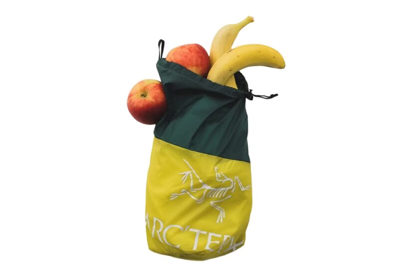 stuff sack-recut - ilustrasi berita Arc'teryx dan BEAMS Rilis STUFF SACK-ReCUT, Pouch Upcycling dari GORE-TEX