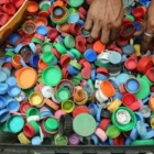 tutup botol bekas - ilustrasi berita 7 Cara Memanfaatkan Tutup Botol Bekas di Dapur: Ide Sederhana, Kreatif, dan Hemat