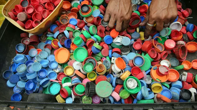 tutup botol bekas - ilustrasi berita 7 Cara Memanfaatkan Tutup Botol Bekas di Dapur: Ide Sederhana, Kreatif, dan Hemat